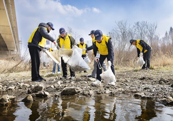 맥주의 시작 '물' 지킨다...오비맥주, 하천 정화 10년 - 뉴스 썸네일 이미지
